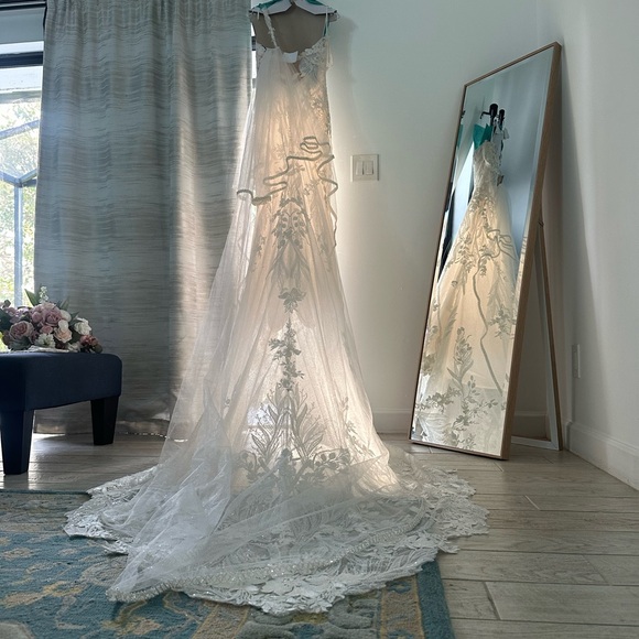 Enzoani Therese sized to 38/28/38 with DD cups in Ivory. - Picture 4 of 12